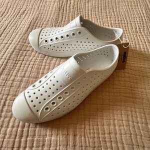 NWT Native Jefferson White Slip-On Shoes waterproof Women’s Size 7